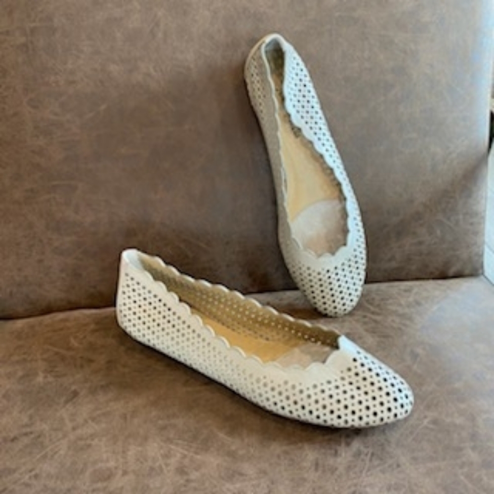 Neiman Marcus scalloped edge flats size 8M